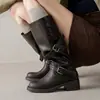 Cheio de presença! Fivela de cinto de couro genuíno, botas Maillard, botas de montaria de perna larga, bico redondo feminino, salto grosso, design de fivela de cinto