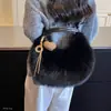 Nuevo bolso de hombro simple para mujer estilo commuter de otoño, bolso de mano de felpa de moda 2026, bolso cruzado versátil para debajo del brazo