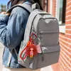 Pingente Chaveiro de Menina Europeia e Americana com Cabelo Cacheado Tendência Cool, Pingente de Celular para Mochila de Boneca de Pelúcia