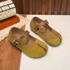 Sapatos de couro para meninas modelo 2026, sapatos Mary Jane de couro camurça retrô coreanos com uma tira, sapatos de sola macia plana tipo casco de porco