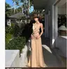 Vestido Gola Halter com Decote Drapeado, Elegante Vestido de Socialite, Vestido Longo Estilo Praia com Alças Finas e Costas Abertas, Tecido de Tricô Tie-Dye