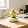 Nova mini planta artificial de crisântemo em vaso, uma peça decorativa criativa para casa, com pedrinhas e um vaso pequeno e raso