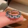 Anillo Deslumbrante de Estilo Francés de Lujo Ligero con Circonitas y Diamantes Blancos y Verdes, Presentando Fila de Diamantes en Forma de Marquise y Diseño Abierto