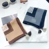 Pañuelo cuadrado pequeño con borlas y estampado retro británico JM para mujer, nuevo accesorio de bufanda decorativa versátil y moderno