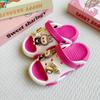 Pantuflas de EVA versátiles con letras de dibujos animados para niños y niñas, sandalias antideslizantes de suela suave de doble capa a la moda.