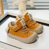 Zapatos de algodón forrados de felpa para niños de 1 a 3 años, nuevos estilos de invierno para niños y niñas, zapatos para caminar antideslizantes de suela suave, botas cortas cálidas con cierres de velcro