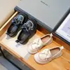 Sapatos de Couro com Laço para Meninas 2026 Primavera Novo Sapatos de Princesa com Solado Macio Sapatos Baixos de Estilo Britânico para Crianças Maiores Moda