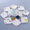 Al por mayor en stock 25*25 estampado de dibujos animados cuadrado de fibra de bambú para bebé cuadrado borde de envoltorio para bebé toalla para babas