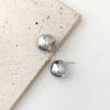 Pendientes de bola con patrón de martillo chapados en oro cobre metal retro europeo y americano Pendientes de botón