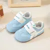 Zapatillas versátiles de estilo coreano para niños, nueva colección primavera/otoño 2026, zapatillas de entrenamiento alemanas de suela blanda para niñas, adecuadas para uso en exteriores, y también conocidas como zapatillas "Forrest Gump"