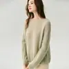 Suéter Campari minimalista, versátil y de corte holgado para mujer, con escote asimétrico, tejido suelto y un estilo casual y relajado.