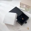Caja de Joyería Ranurada con Textura Exquisita en Stock, Estilo Lujo Ligero Caja de Regalo para Almacenamiento de Pendientes, Collares y Anillos Venta al por Mayor