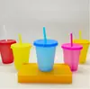 Vaso de plástico esmerilado que cambia de color con popote y tapa para exteriores de fábrica en stock al por mayor