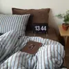 Juego de ropa de cama de cuatro piezas de terciopelo de leche a rayas simple, funda de edredón con forro polar para otoño/invierno, juego de tres piezas de forro polar de coral cálido para dormitorios de estudiantes