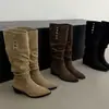 2026 Design Outono/Inverno Veludo Couro Macio Bico Fino Salto Bloco Cano com Rebites Altos até o Joelho Salto Médio Botas Longas Femininas