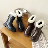 Chegada Nova Outono 2026 Botas Curtas Quentes com Veludo Extra Solado Grosso Botas Martin Botas com Fivela de Couro Salto Médio Botas Peludas Botas Femininas da Moda