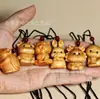Llavero creativo con diseño del zodiaco tallado en madera de tuya, colgante para teléfono móvil para hombres y mujeres, artesanías generales al por mayor.