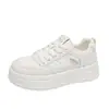 Tênis brancos de sola grossa para mulheres 2026 novo estilo popular sapatos femininos de verão super bonitos versáteis sapatos que aumentam a altura casuais tênis de plataforma