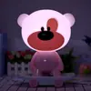 Lindo monopatín oso grande mate enchufe luz nocturna estudiante mesita de noche lámpara de mesa pequeña papelería artículos de uso diario regalo