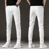 Jeans masculinos de alta qualidade de Hong Kong 2026, novo, preto puro, com stretch, corte slim, calça casual versátil estilo coreano