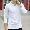 Camiseta de manga larga con cuello en V y dos botones para hombre, estilo coreano, de algodón, ajustada, combinable con todo, informal, de otoño