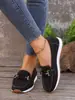 Zapatillas casuales de suela gruesa de comercio exterior en stock, zapatillas casuales de mujer de comercio exterior con cadena metálica 2026 nuevos de verano talla grande