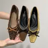 Primer encuentro de la temporada, altura aumentada en 4 cm ~ Retro francés estampado de leopardo lazo boca baja suela blanda para ir al trabajo punta cuadrada temperamento zapatos de vestir