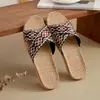 Nova Oferta Especial Chinelo Cruzado Estilo Chinês para Homens e Mulheres Casal Usando Sandálias e Chinelos Respiráveis Leves Antiderrapantes para Casa e Interior