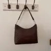 Bolso de hombro con patrón tejido nuevo para principios de otoño de 2026, bolso de axila de alta calidad y elegante, bolso tote de moda para el día a día