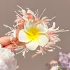 Atmósfera de Primavera y Verano Vacaciones en la Costa Estilo Súper Hada Lirios Simulados Flor de Fusang Pasador Flor Lateral Pinza para Flequillo Pelo Suelto Pasador