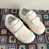 Zapatos Blancos Casuales Primavera 2026 Transpirables Suela Blanda Zapatos Originales Suela Fina Velcro Cómodos Versátiles Estilo Alemán Zapatos para Mujer