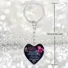El llavero con forma de corazón presenta letras y elementos de corazón, con una temática de dibujos animados adecuada para el uso diario y ocasiones especiales.