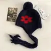 Chapéu de Tricô Floral Estilo Coreano para Mulheres, Chapéu Lei Feng de Lã com Pompom para o Inverno, Circunferência da Cabeça Grande, Chapéu de Lã à Prova de Frio e Quente