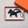 Colgante de Poni de Cuero Genuino Llavero de Cuero Hecho a Mano Piel de Oveja Poni Decoración para Asa de Bolso de Moda Venta al por Mayor