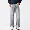 Roupas Masculinas Maple House / Coleção Outono/Inverno 2026: Jeans versátil, de corte solto, perna larga e corte reto, que valoriza a silhueta e é adequado para todos os tipos de perna.