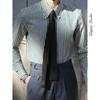 Camisa italiana retro de seersucker, cuello largo, sin planchado, corte entallado, estilo británico artístico de negocios, de manga larga a rayas para primavera y otoño para hombre