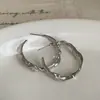 Brincos com Textura Plissada Estilo Yu Shuxin para Mulheres, Nicho de Luxo, Únicos, Modernos e na Moda