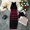 Vestido de malha de seda gelada listrado estilo Hong Kong vintage, com gola halter, ombros à mostra, doce e ousado, longo até o joelho