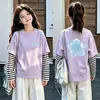 Camiseta de manga comprida com desenho para meninas, conjunto de duas peças de outono, novo estilo 2026, para crianças de tamanho médio e grande, camada base de algodão puro