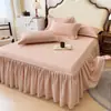 Faldón de cama de franela 100% algodón Oculta imperfecciones con borde de volantes Juego de colcha de algodón puro engrosado Juego de tres piezas de sábanas Funda antideslizante Universal para todas las estaciones