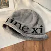 Chapéu de Tricô Personalizado com Letra Estilo Coreano Chapéu de Inverno Moda Feminina Versátil Chapéu para Frio À Prova de Vento Quente Aba Rebatida Chapéu de Lã