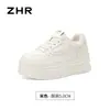 Sapatos brancos de sola grossa ZHR para mulheres 2026 outono novo estilo para pessoas baixas que aumentam a altura modernos versáteis sapatos casuais do dia a dia
