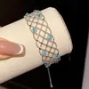 Pulsera de Moda Hueca con Cuentas de Vidrio Estilo Coreano, Lujo Ligero con un Toque de Alta Gama, Pulsera Versátil con Diseño Único