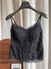 Camisole de renda retrô estilo francês com sutiã embutido, corte justo, que valoriza a silhueta e adequada como camada interna ou um top básico