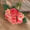 Ramo de rosas flores artificiales fabricante plantas verdes al por mayor artesanías decorativas ramo de mano pared de flores de rosa boda flores falsas