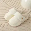 Chinelos de algodão grossos e impermeáveis removíveis para mulheres, novo modelo de inverno 2026, adequados para uso externo, quentes e fofos, chinelos de pelúcia e peludos para homens