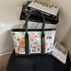 Moderna y Linda Estilo Coreano 2025 Nueva Bolsa de Hombro Tote de Gran Capacidad con Estampado de Graffiti de Dibujos Animados Elegante para Salir