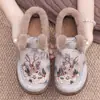 Sapatos de inverno de algodão femininos, forrados com fleece e espessados, no estilo dos sapatos tradicionais de tecido de Pequim, apresentando um design floral, e com uma sola larga e grossa, adequados para mães