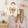 Fabricante Mayorista de Traje de Dos Piezas Nuevo para Primavera y Otoño para Niñas, Sudadera de Manga Larga a la Moda con Lazo y Pantalones Cómodos