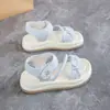 Sandálias de praia fofas com fechos de velcro para combinar com saias, nova moda de verão 2026, sapatos romanos versáteis para meninas usarem ao ar livre